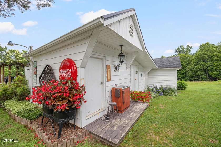 Welcome to this beautifully preserved Tennessee farmhouse - photo 10