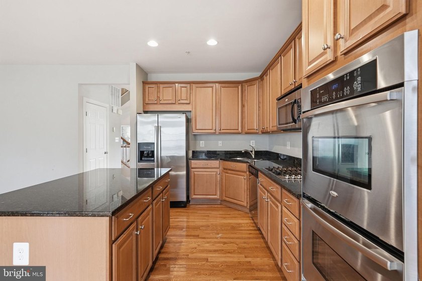 Don't miss this beautifully maintained 4-bedroom, 4 bathroom - photo 3
