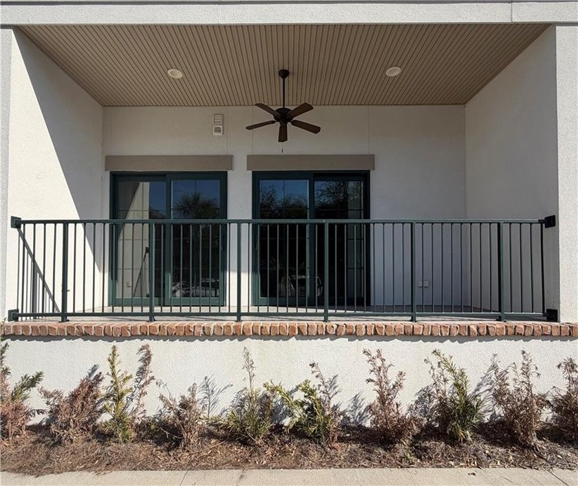 Price reduced. Great location! Walk to pier/village. Fresh paint - photo 14