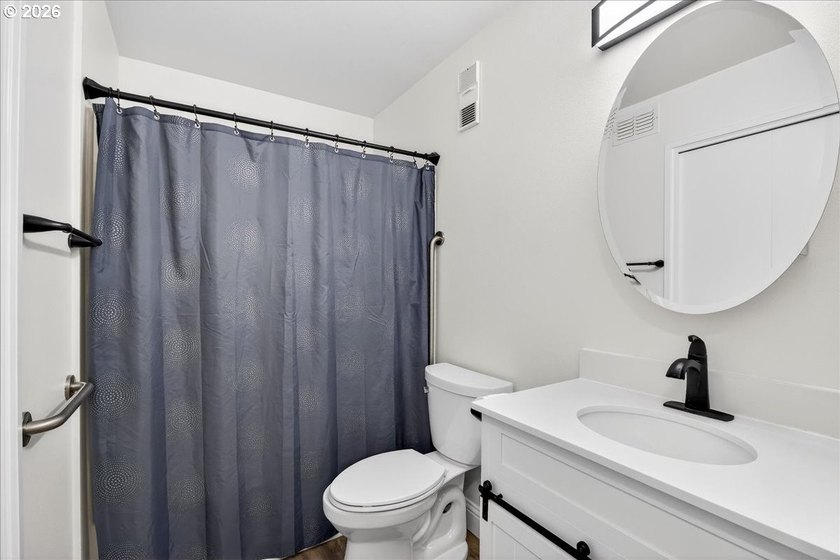 Welcome home to this move-in ready top-floor condo ideally - photo 27