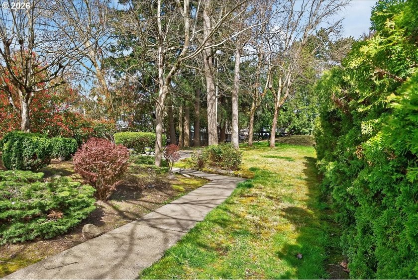 Welcome home to this move-in ready top-floor condo ideally - photo 36