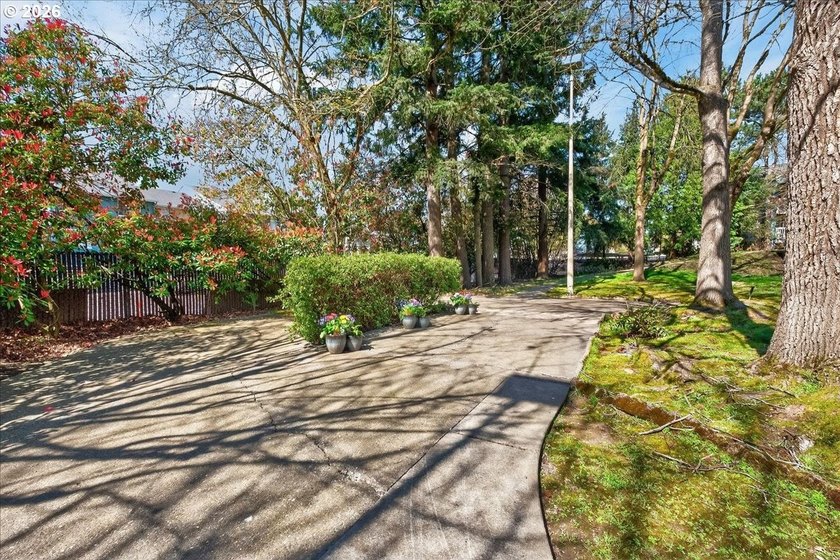 Welcome home to this move-in ready top-floor condo ideally - photo 37