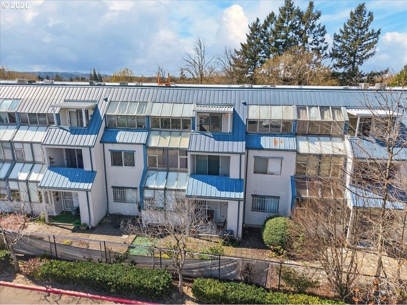 Welcome home to this move-in ready top-floor condo ideally - photo 38