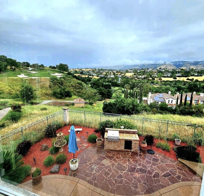 Rare opportunity to own a beautifully maintained view home in - photo 35
