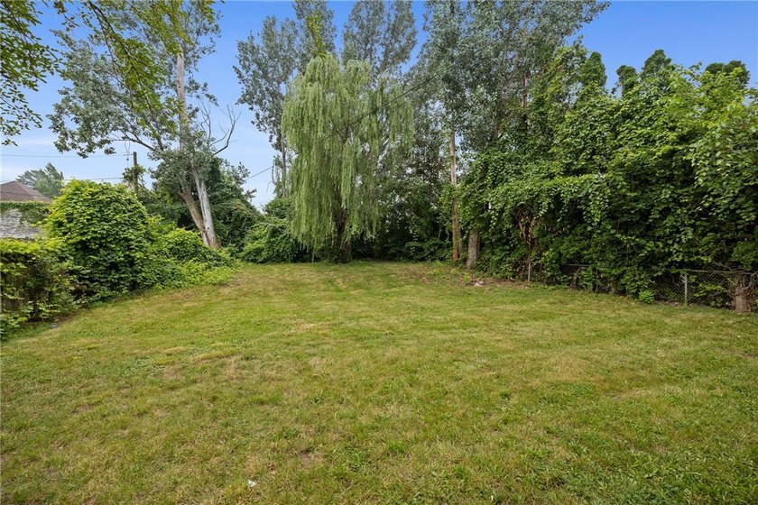 Welcome to this beautifully refreshed 3-bedroom, 1-bath home - photo 21
