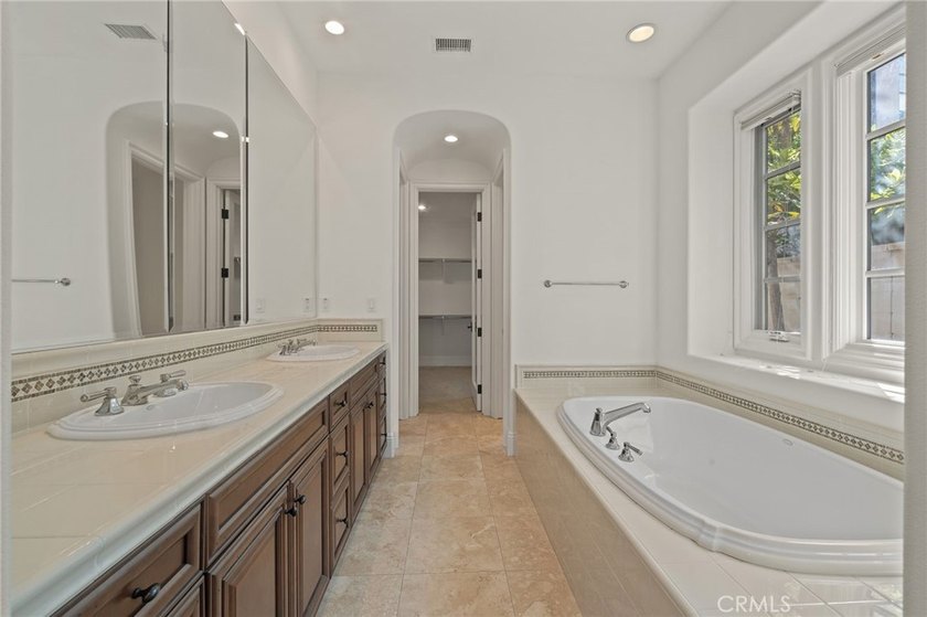 Experience the pinnacle of coastal luxury in the exclusive guard - photo 16