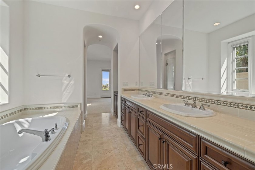 Experience the pinnacle of coastal luxury in the exclusive guard - photo 17