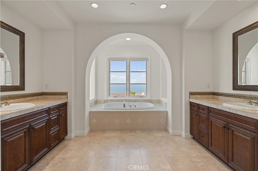 Experience the pinnacle of coastal luxury in the exclusive guard - photo 23