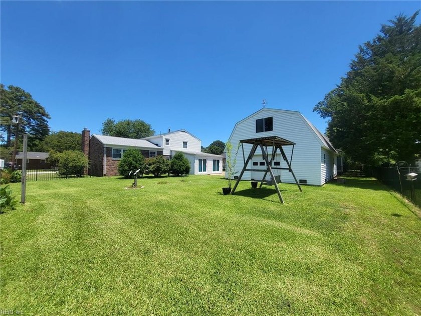 Priced at City Assessment! Big tri-level home with bigger - photo 33