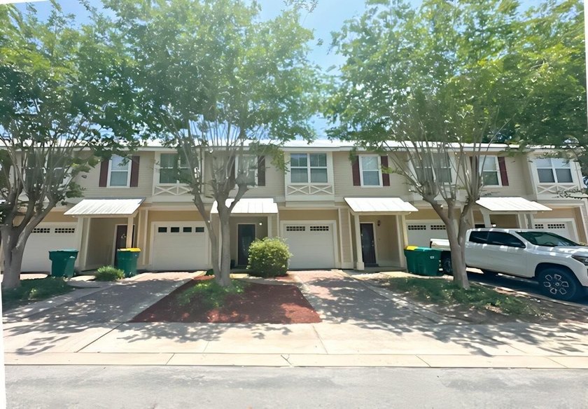 Located just off Main Street in Destin - this 3 bed, 2 bath - photo 2