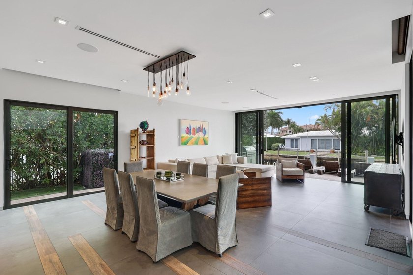 Stunning contemporary 5-bedroom + office waterfront residence - photo 11