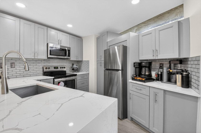 Beautiful and elegant 2-bedroom, 2.5-bath townhome in one of the - photo 12