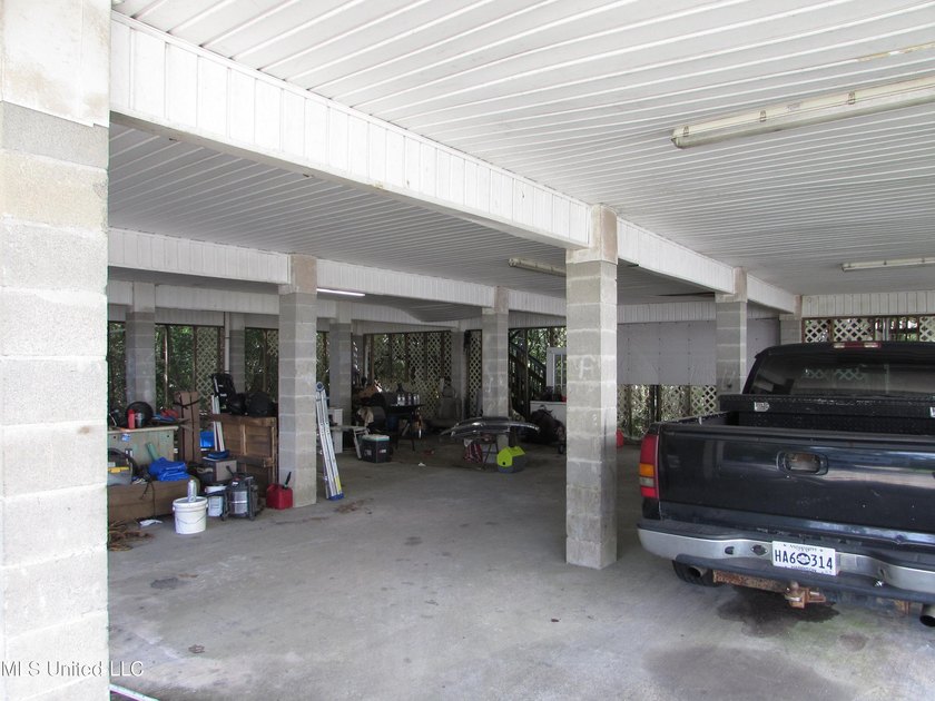 Great investment potential. 3/2 on each side. One side rented - photo 14