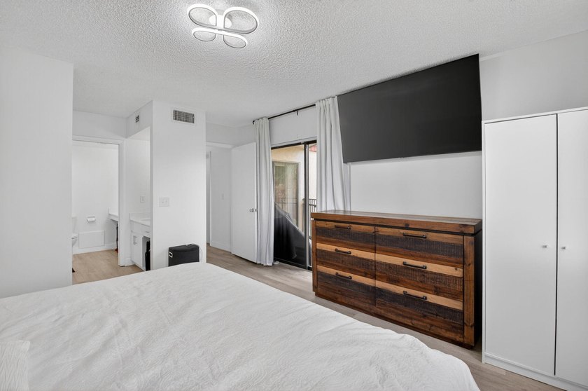 Beautiful and elegant 2-bedroom, 2.5-bath townhome in one of the - photo 17