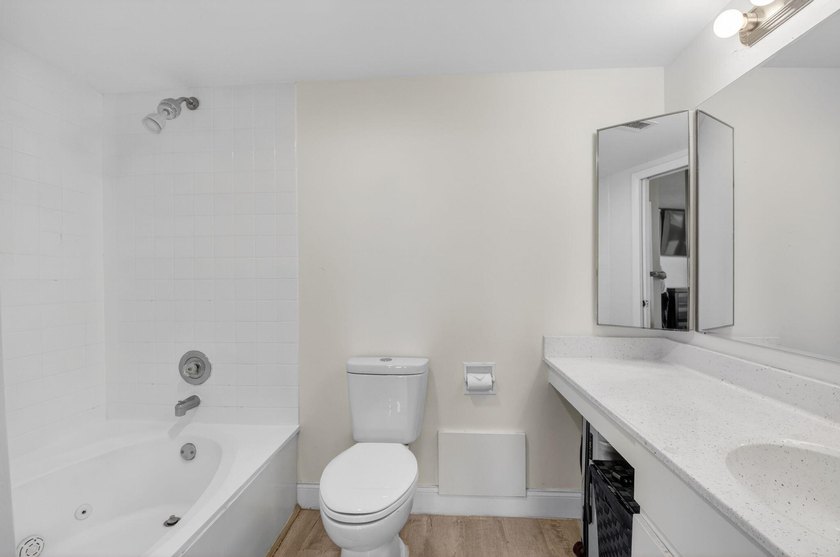 Beautiful and elegant 2-bedroom, 2.5-bath townhome in one of the - photo 19