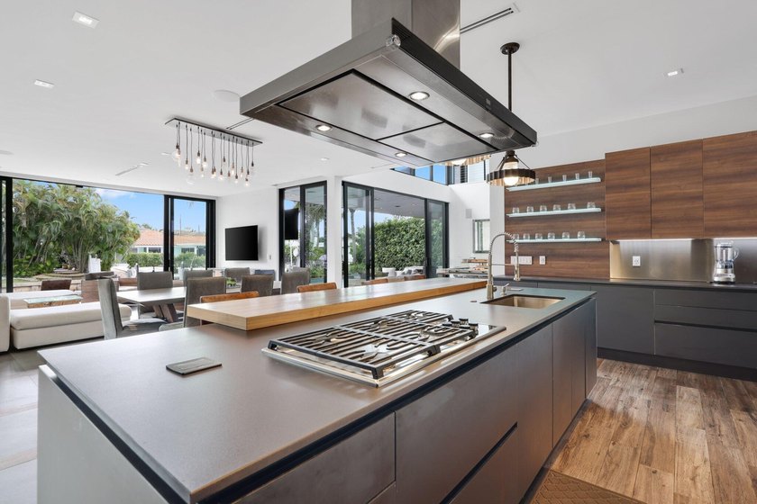 Stunning contemporary 5-bedroom + office waterfront residence - photo 19