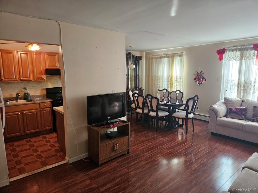 Nicely maintained 2 family home with wood floors. 1st floor has - photo 21