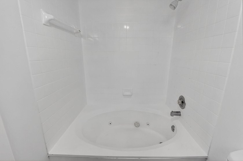 Beautiful and elegant 2-bedroom, 2.5-bath townhome in one of the - photo 21