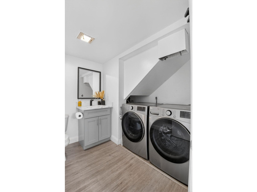 Beautiful and elegant 2-bedroom, 2.5-bath townhome in one of the - photo 24