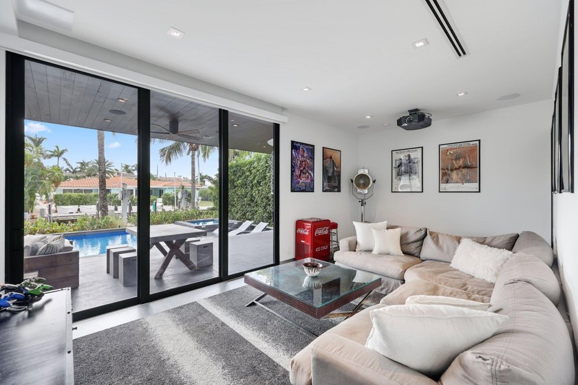 Stunning contemporary 5-bedroom + office waterfront residence - photo 24