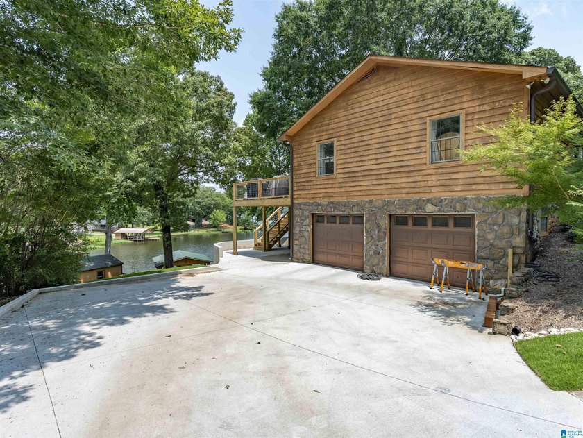 Great location, even better lake views! This move-in ready home - photo 25