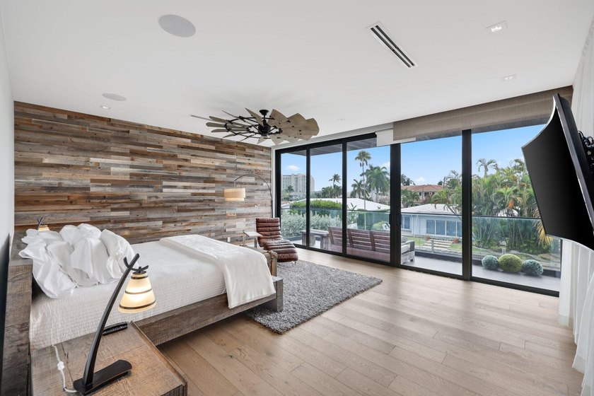 Stunning contemporary 5-bedroom + office waterfront residence - photo 29