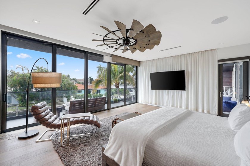 Stunning contemporary 5-bedroom + office waterfront residence - photo 30