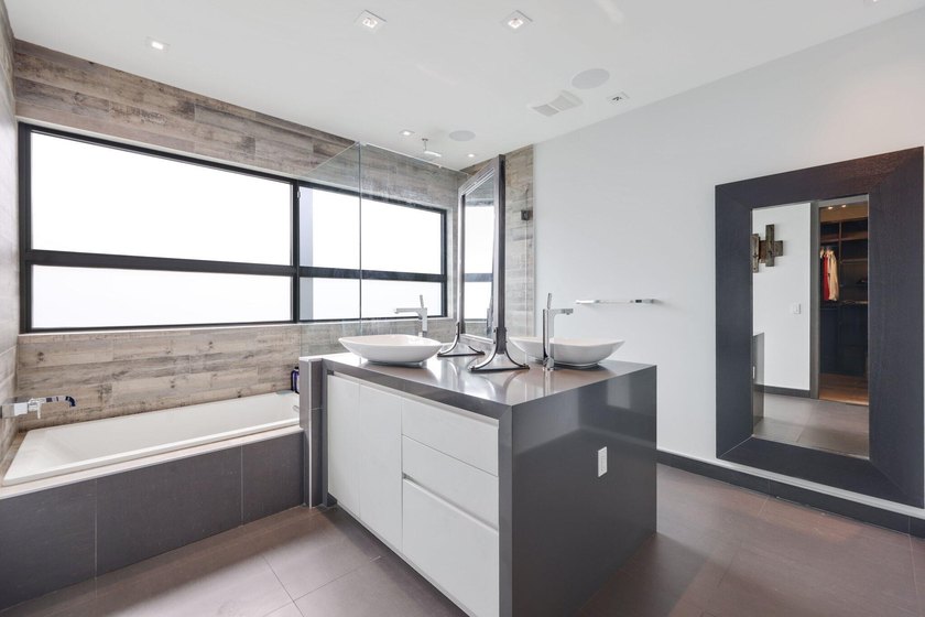 Stunning contemporary 5-bedroom + office waterfront residence - photo 31