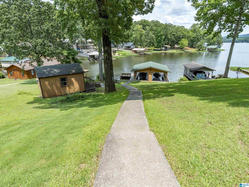 Great location, even better lake views! This move-in ready home - photo 32