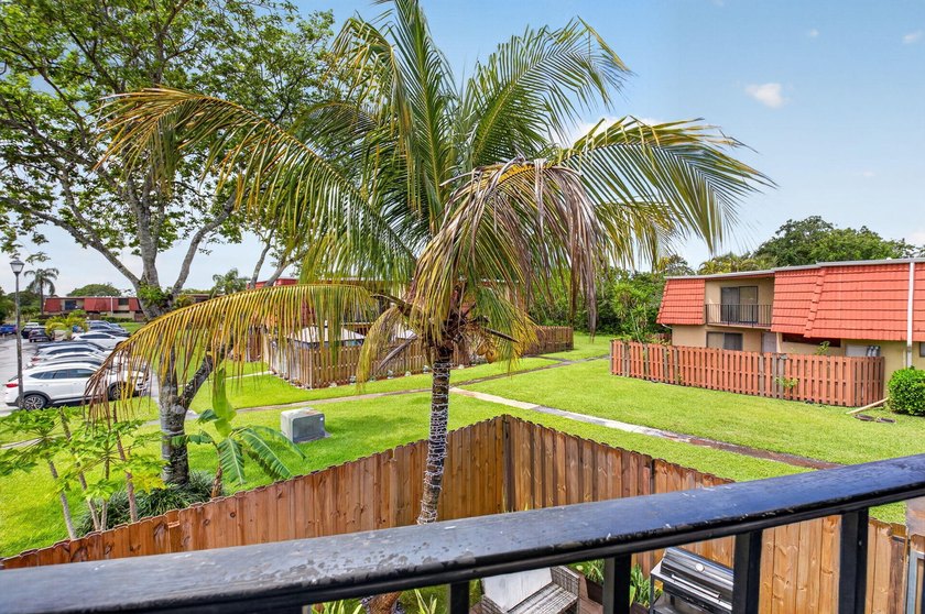 Beautiful and elegant 2-bedroom, 2.5-bath townhome in one of the - photo 32