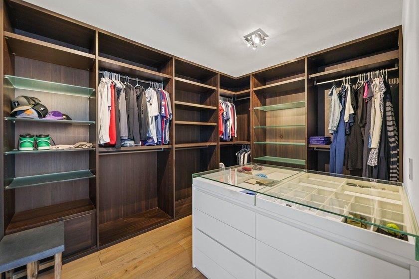 Stunning contemporary 5-bedroom + office waterfront residence - photo 32