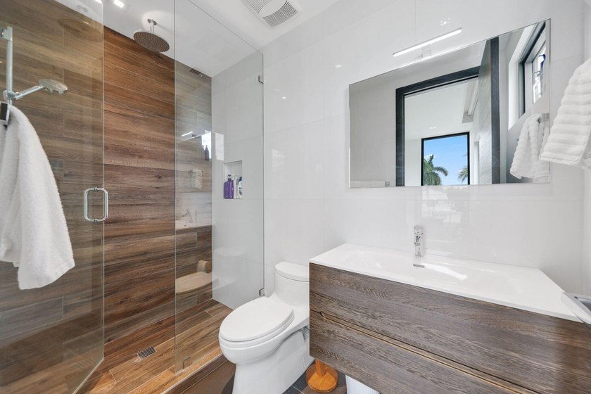 Stunning contemporary 5-bedroom + office waterfront residence - photo 36