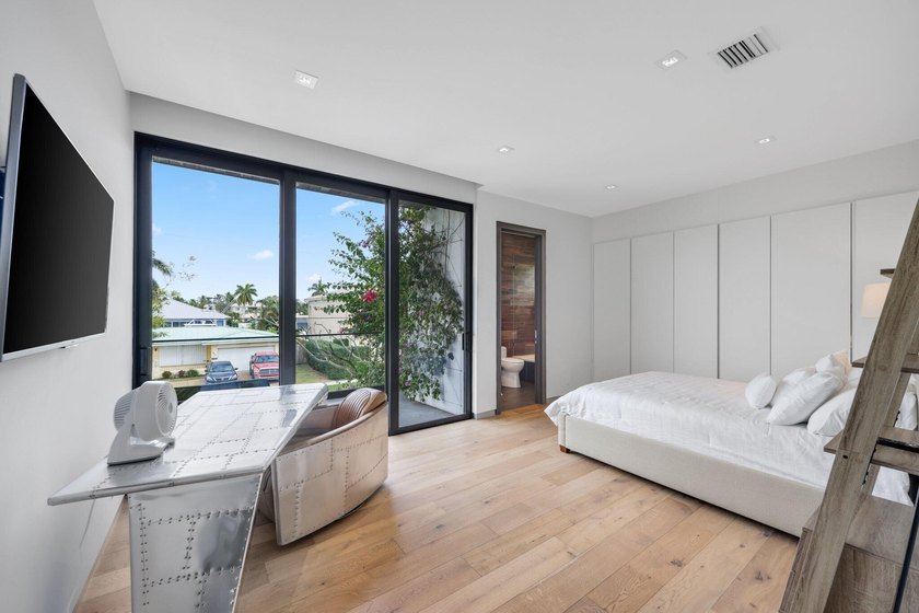 Stunning contemporary 5-bedroom + office waterfront residence - photo 37