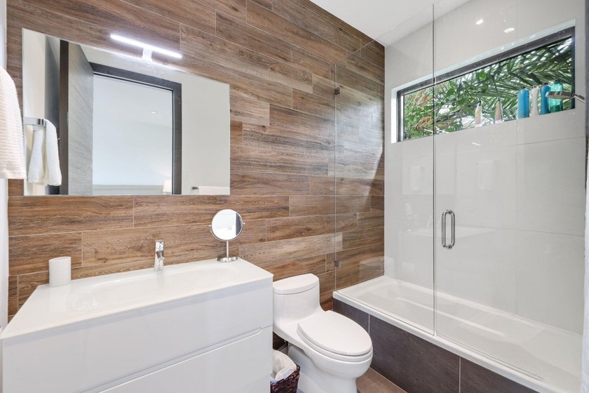 Stunning contemporary 5-bedroom + office waterfront residence - photo 38