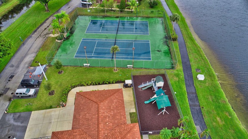 Beautiful and elegant 2-bedroom, 2.5-bath townhome in one of the - photo 40