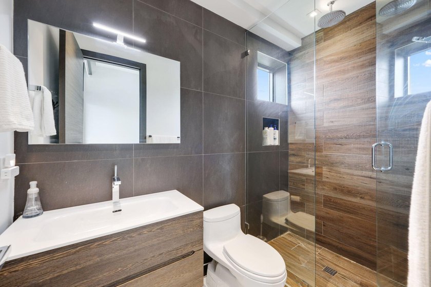 Stunning contemporary 5-bedroom + office waterfront residence - photo 41