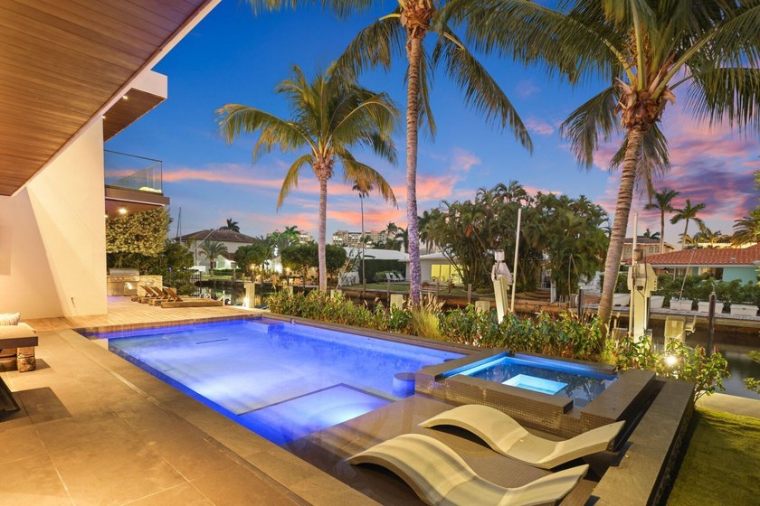 Stunning contemporary 5-bedroom + office waterfront residence - photo 46