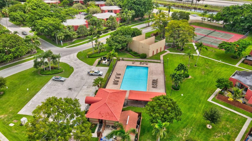 Beautiful and elegant 2-bedroom, 2.5-bath townhome in one of the - photo 49