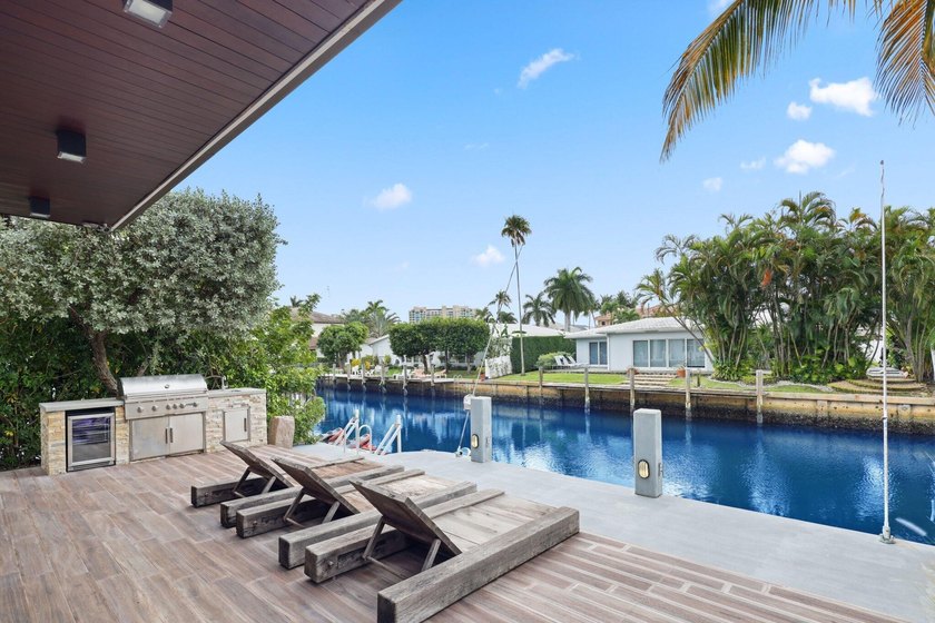 Stunning contemporary 5-bedroom + office waterfront residence - photo 54