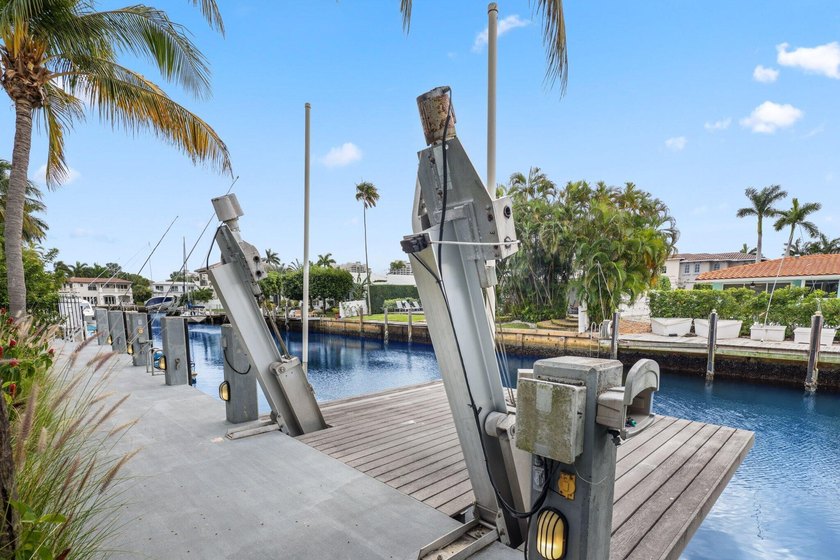 Stunning contemporary 5-bedroom + office waterfront residence - photo 57