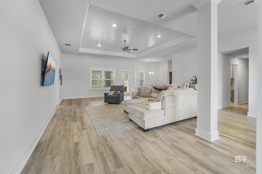 Welcome to this beautifully designed 4-bedroom, 3-bath brick - photo 6