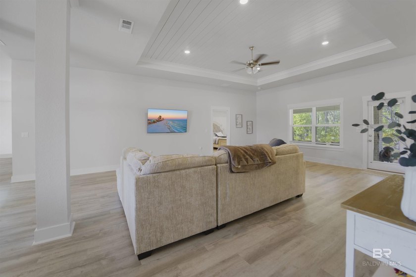 Welcome to this beautifully designed 4-bedroom, 3-bath brick - photo 9