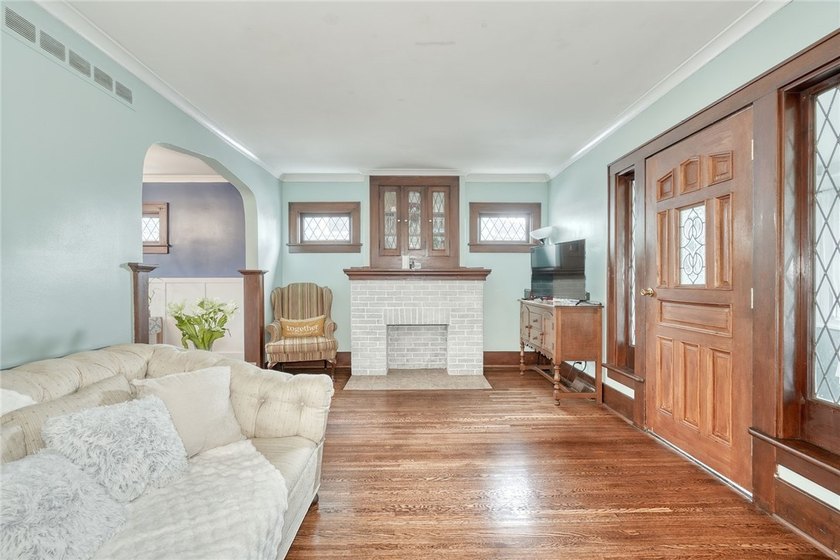 Welcome home to this beautifully maintained colonial! Fun and - photo 2