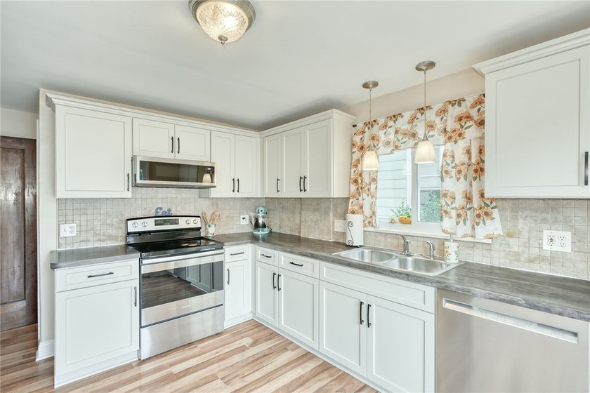 Welcome home to this beautifully maintained colonial! Fun and - photo 4