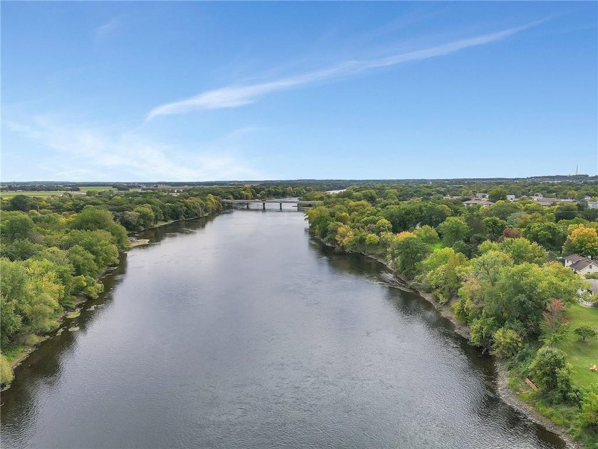 This 4-bedroom, 3-bath Mississippi Riverfront home is certain to - photo 4