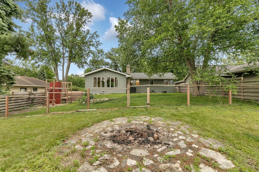 This 4-bedroom, 3-bath Mississippi Riverfront home is certain to - photo 5