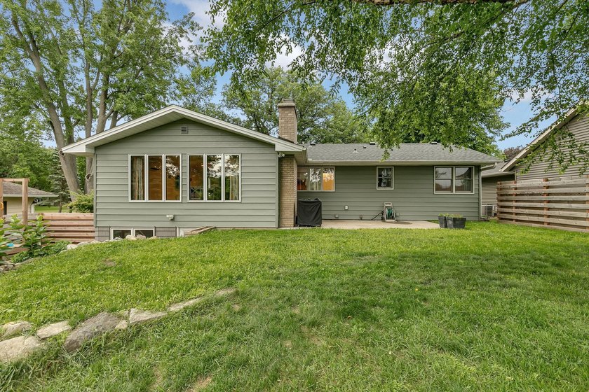 This 4-bedroom, 3-bath Mississippi Riverfront home is certain to - photo 6