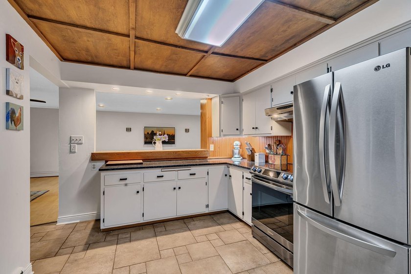 This 4-bedroom, 3-bath Mississippi Riverfront home is certain to - photo 9