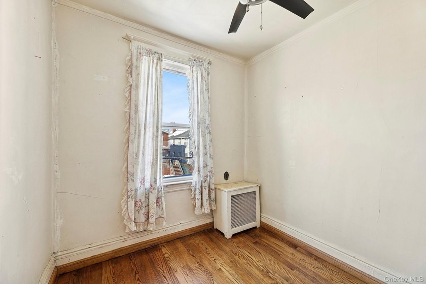 Excellent investment opportunity in the heart of Flushing - photo 3