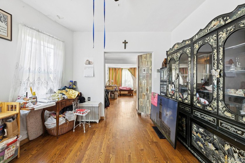 Excellent investment opportunity in the heart of Flushing - photo 6